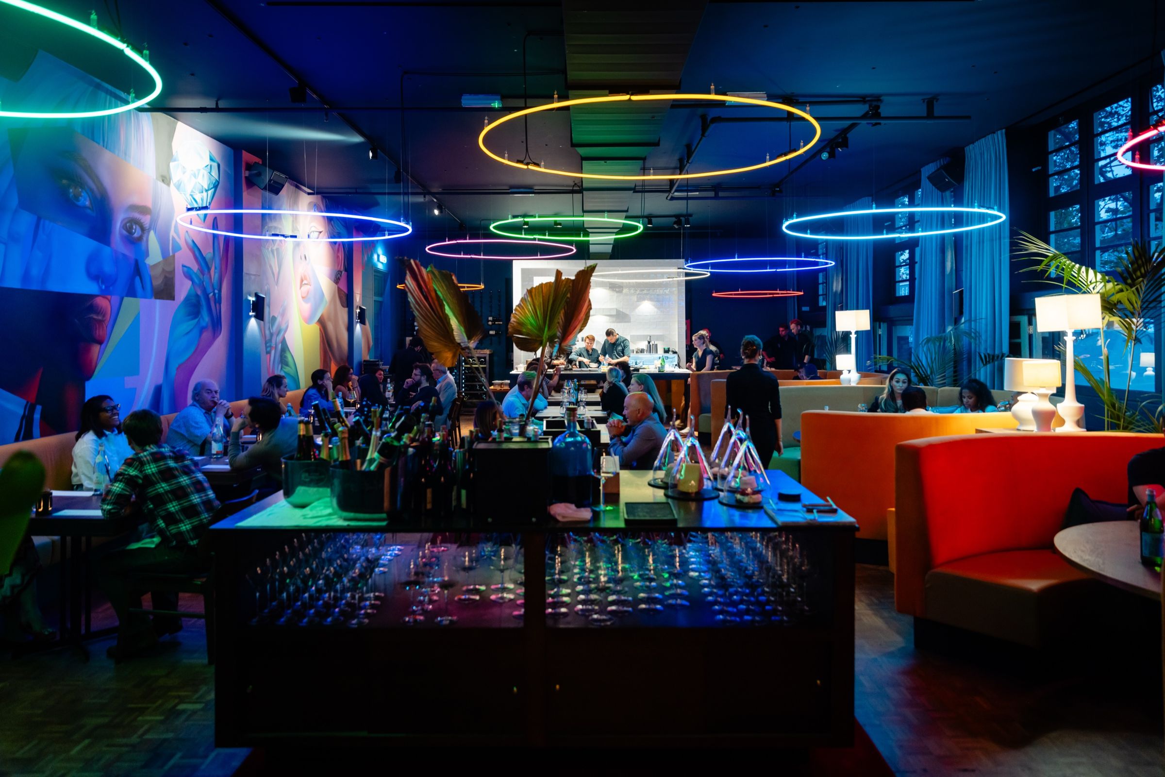De zaal van BRONS met neonringen